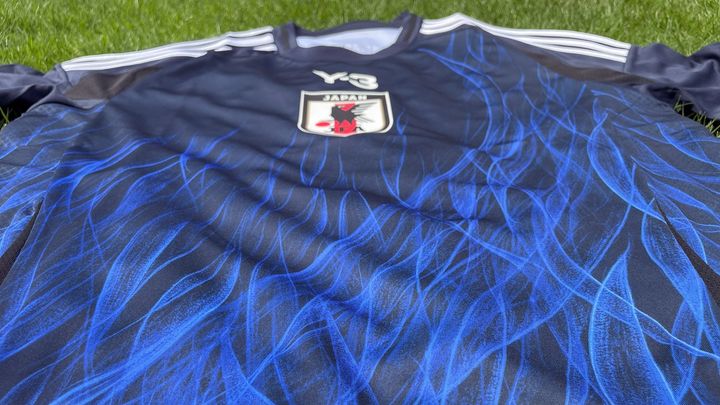 日本代表の新ユニフォーム、「緑のピッチ」に映えるのはホームとアウェイどっち？比べてみた