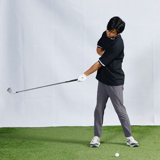 コンパクトスイングは“みぞおち”を使うだけ！体を使ったスイングをする方法