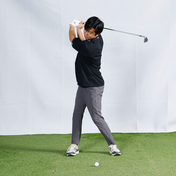 コンパクトスイングは“みぞおち”を使うだけ！体を使ったスイングをする方法