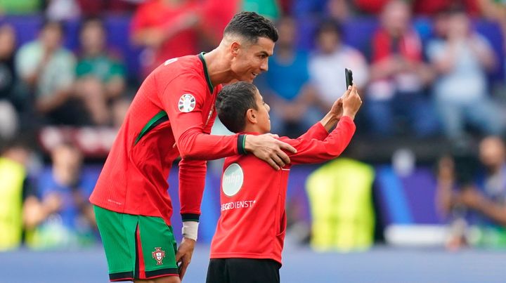 EUROでロナウドと自撮りの乱入少年、罰金なしの警告だけで解放…父は「UEFAは見て見ぬふりをした」
