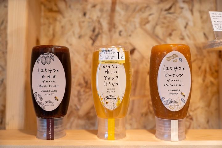 （写真左から）「はちみつとカカオでつくったチョコレートハニー470g」2390円、「からだに優しいアカシアはちみつ 500g」2590円、「はちみつとピーナッツでつくったピーナッツハニー420g」2390円