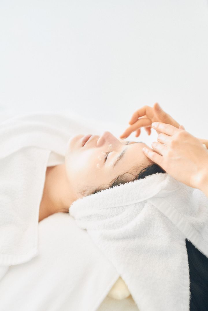 メイクを完全にオフした後、トリートメントがスタート。“スキンケアとは何より肌に触れること”、それがシャネルの考えだ。