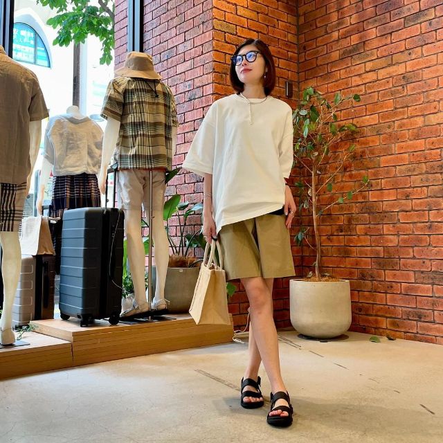 半袖プルオーバーとハーフパンツのコーデ