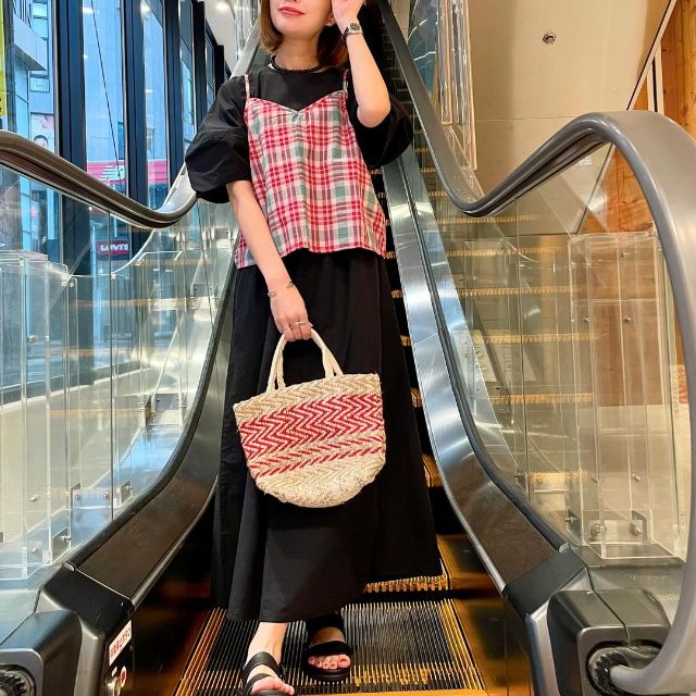 ブラックのワンピースにチェック柄キャミソールをレイヤードしたコーデ