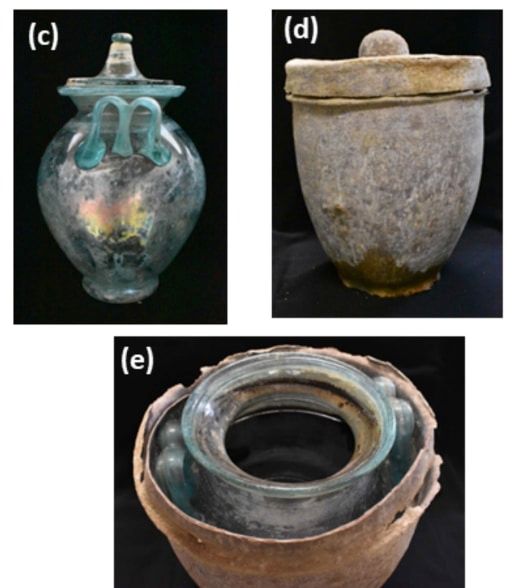 c：ガラス製の骨壷、d：骨壷を納めていた容器、e：骨壷に入っていた赤い液体