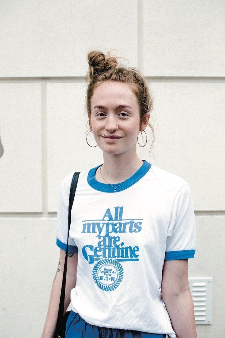 ヴィンテージのTシャツコーデはヘアスタイルとアクセサリーで個性をだして