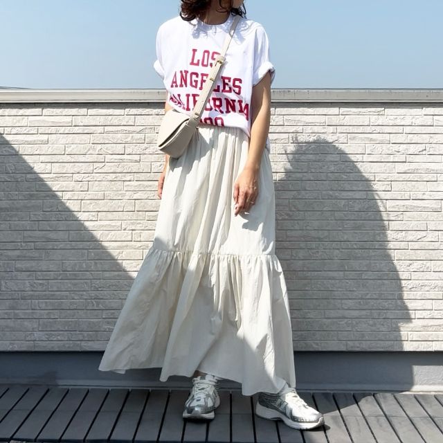 GUのティアードフレアロングスカートとロゴTシャツを着たコーデ