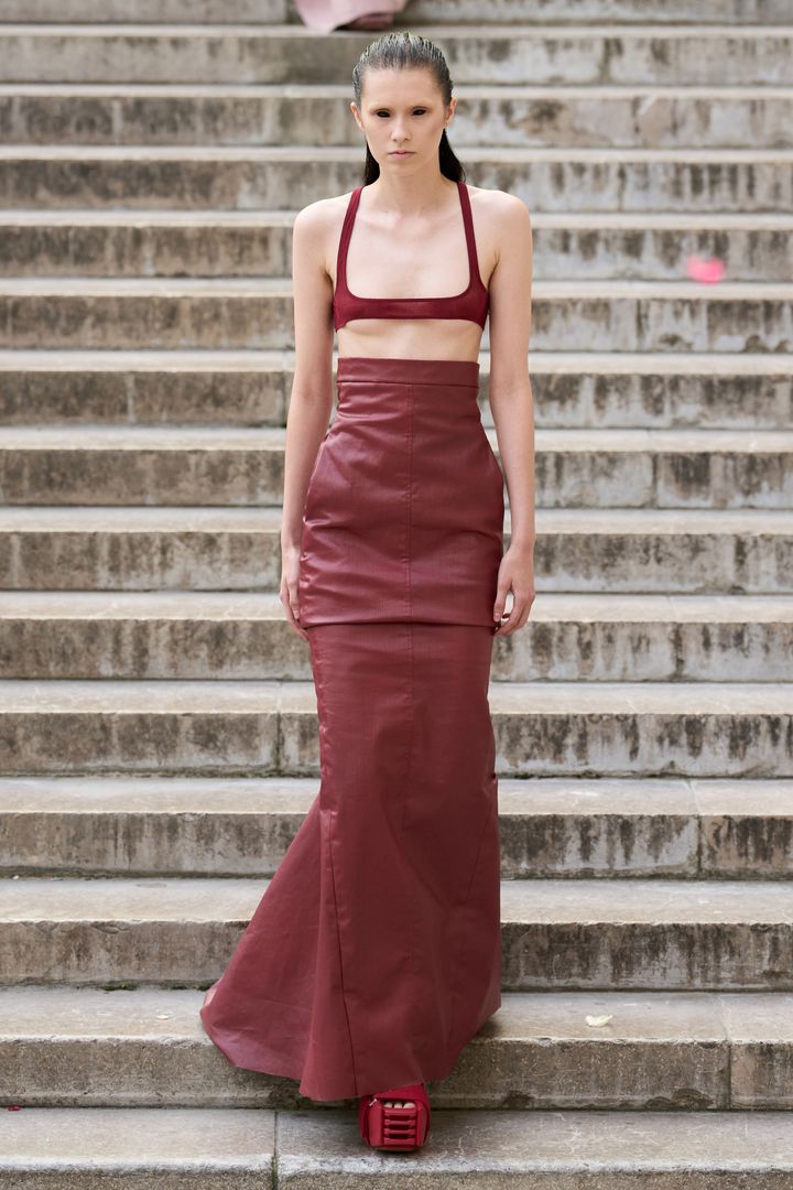 リック オウエンス2024年春夏コレクションより。