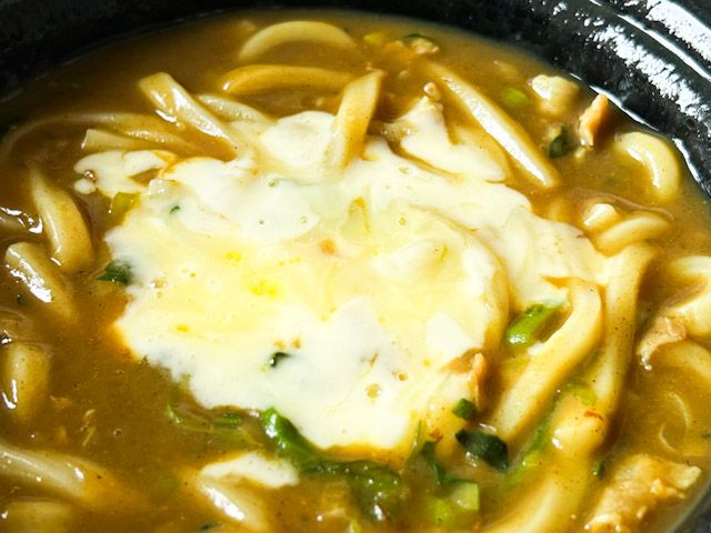 トッピングされたほうれん草とチーズ