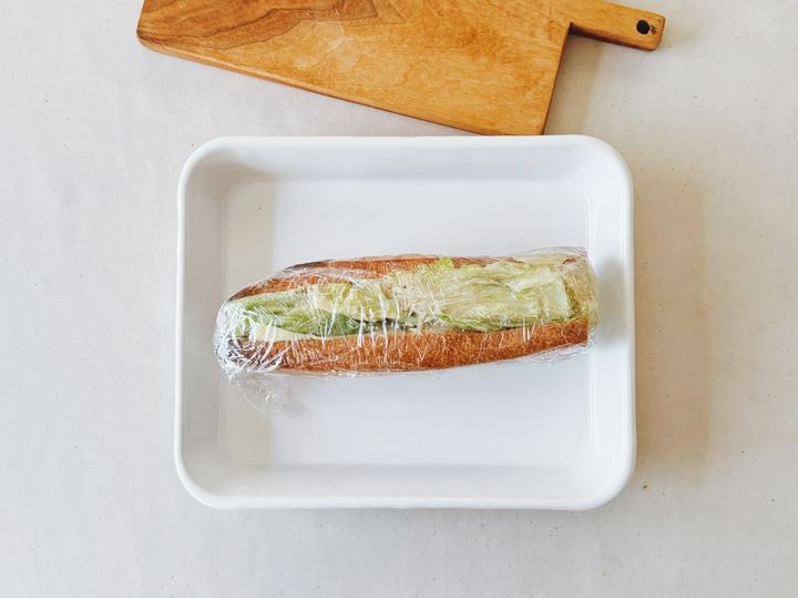 5分で作れる♪レタス好きのシーザーサラダサンドの作り方【パン好きなsumire.のバゲットサンドのレシピ vol.20 〜レシピで旅するヨーロッパ〜】