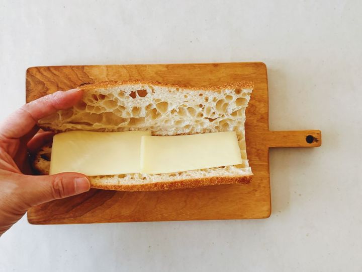 5分で作れる♪レタス好きのシーザーサラダサンドの作り方【パン好きなsumire.のバゲットサンドのレシピ vol.20 〜レシピで旅するヨーロッパ〜】