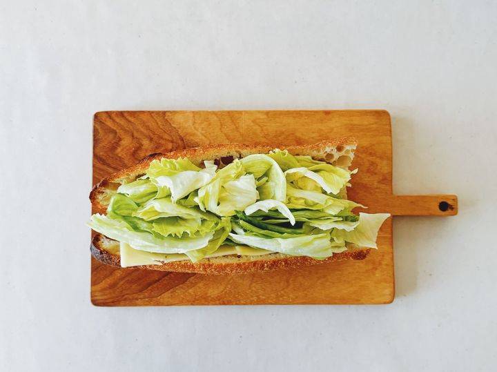 5分で作れる♪レタス好きのシーザーサラダサンドの作り方【パン好きなsumire.のバゲットサンドのレシピ vol.20 〜レシピで旅するヨーロッパ〜】