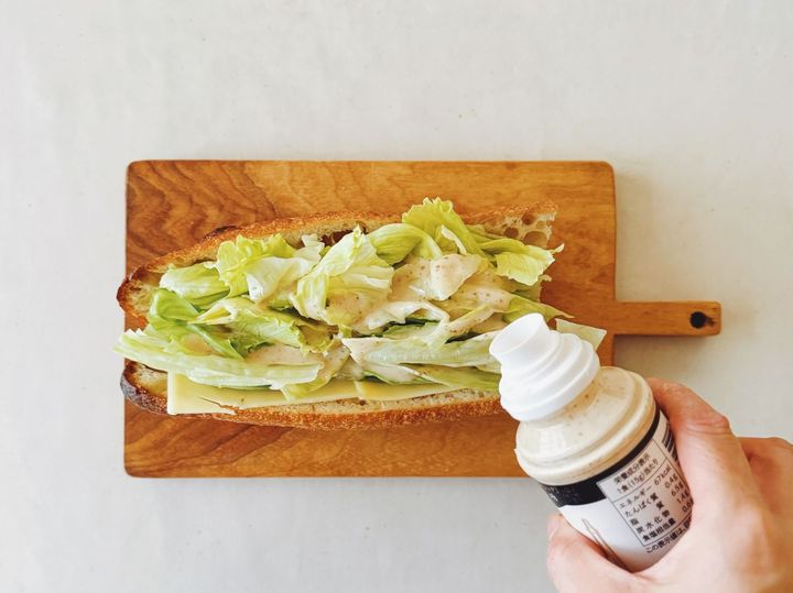 5分で作れる♪レタス好きのシーザーサラダサンドの作り方【パン好きなsumire.のバゲットサンドのレシピ vol.20 〜レシピで旅するヨーロッパ〜】