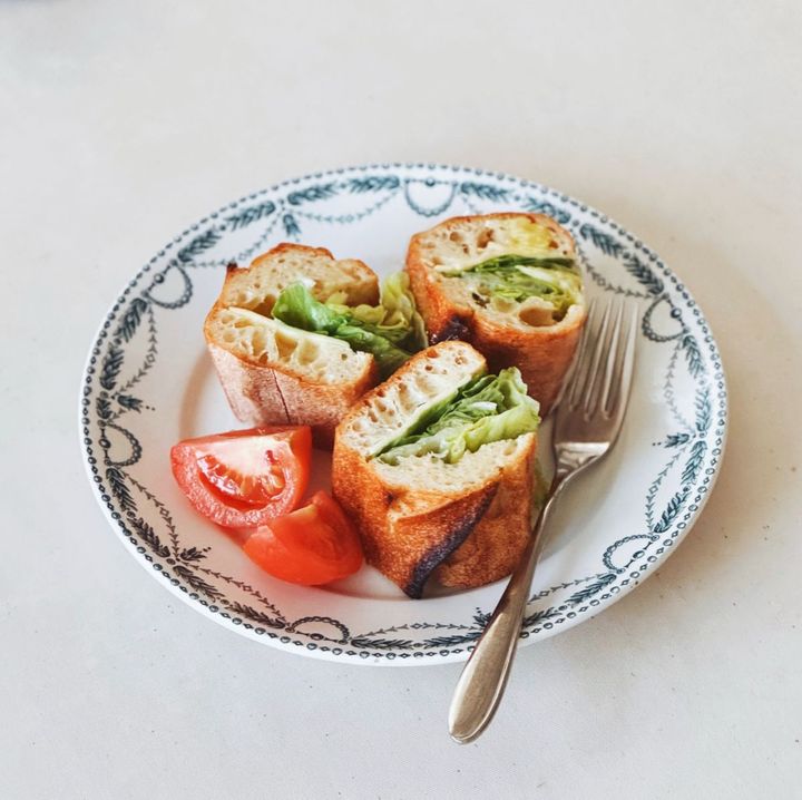 5分で作れる♪レタス好きのシーザーサラダサンドの作り方【パン好きなsumire.のバゲットサンドのレシピ vol.20 〜レシピで旅するヨーロッパ〜】