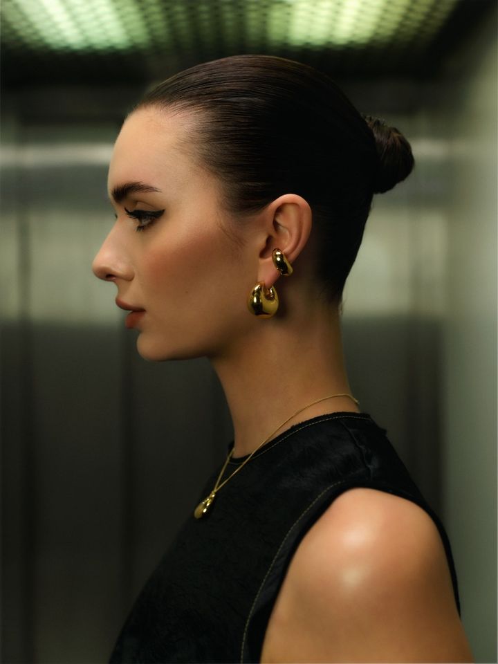 上から「バオ」イヤーカフ（SV×YGコーティング）¥33,100 ピアス（SV×YGコーティング）¥95,200 ネックレス（SV×YGコーティング）￥56,200