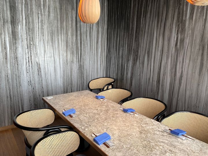 和紙が使われた個室の壁紙