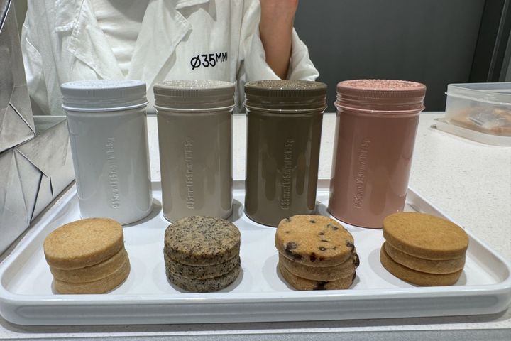 写真左から「プレーン」、「アールグレイ」、「チョコチップ」、「メープル（季節限定）」各950円