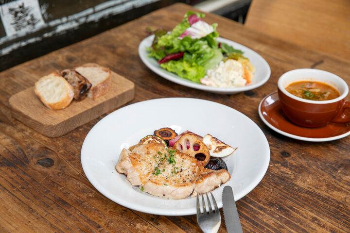 「山のごはん」を焼きたてパンとともに。都会の喧騒を離れた山小屋のようなイタリアンレストラン／新宿・LIFEson