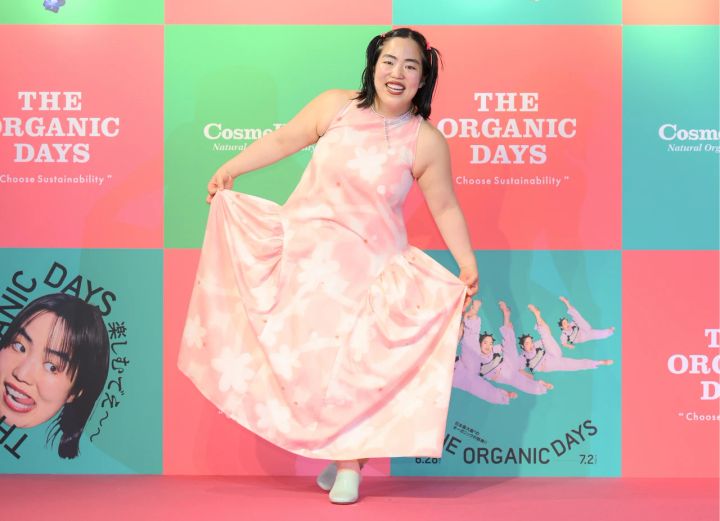 衣装を見せるゆりやんレトリィバァさん