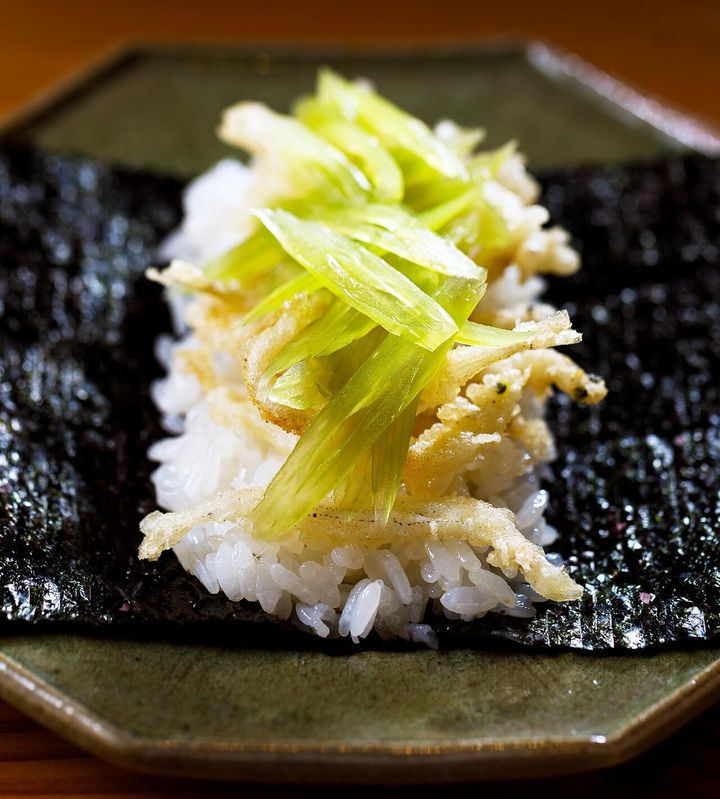 浅草『食堂うゆき』の「蕗と白魚の天ぷらの手巻き」