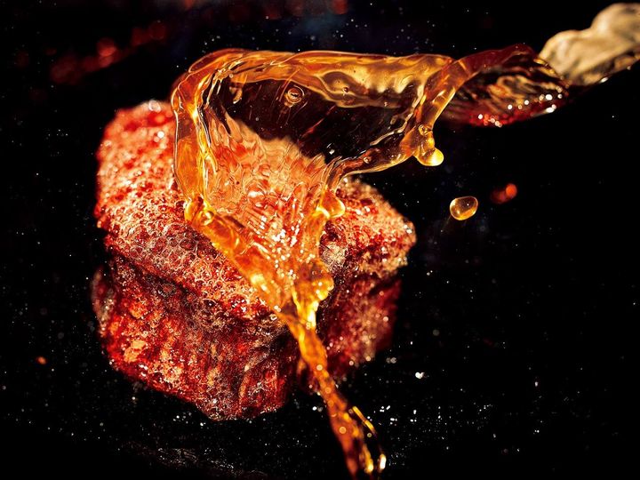 浅草『ÉTAPE』の肉を揚げ焼きしている様子