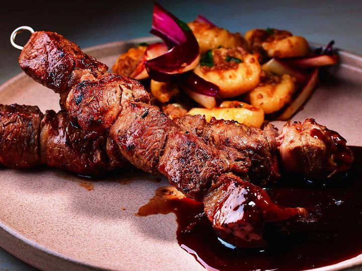 都立大学『marble』の「ラムの串焼き ラムラグーのニョッキ添え」