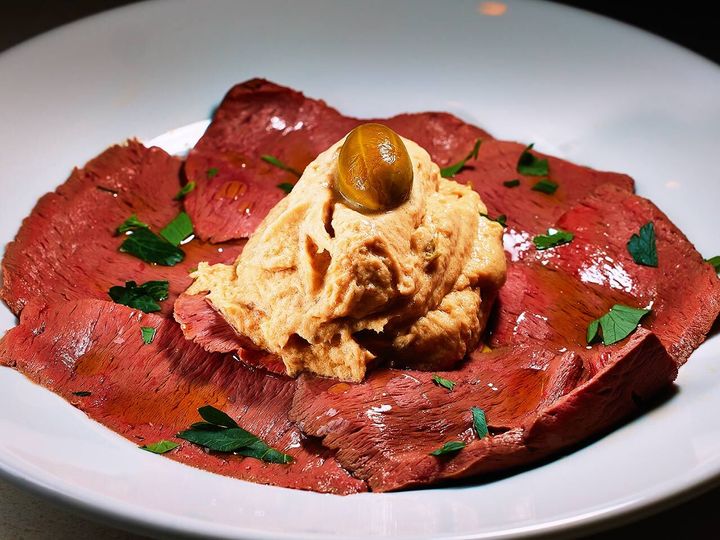 都立大学『marble』の「牛ハツ冷しゃぶトンナートソース」