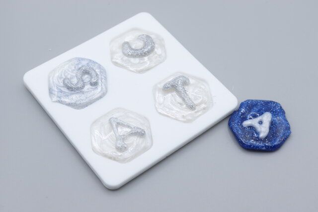 ダイソー グルーガン イニシャルタグ 完成例