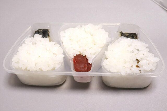 キャンドゥ 具材が見えるおにぎり型 ミニサイズ・3個用 ご飯でフタをする