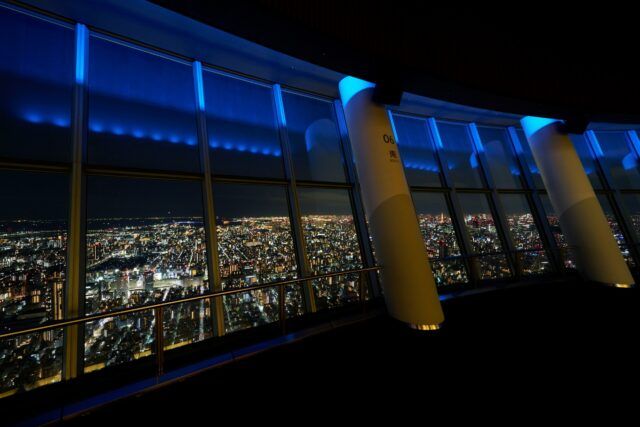 夜のスカイツリー内画像