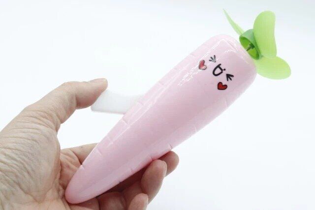 セリアのハンディファン にんじんのピンク