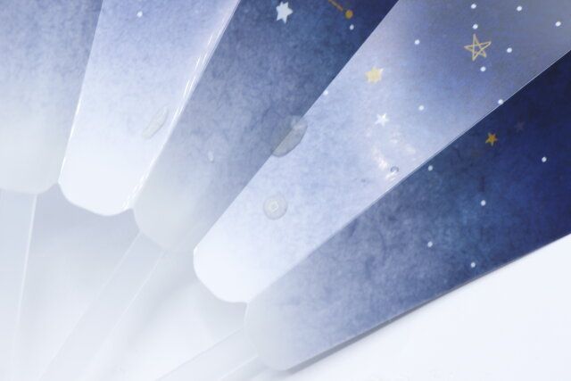 セリアのプラスチック扇子 星座柄が水滴を弾く様子