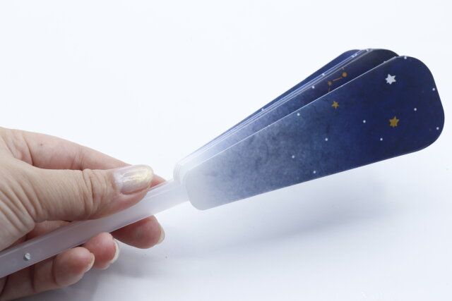 セリアのプラスチック扇子 星座柄をたたんだ状態