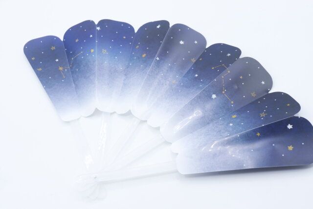 セリアのプラスチック扇子 星座柄を広げた状態