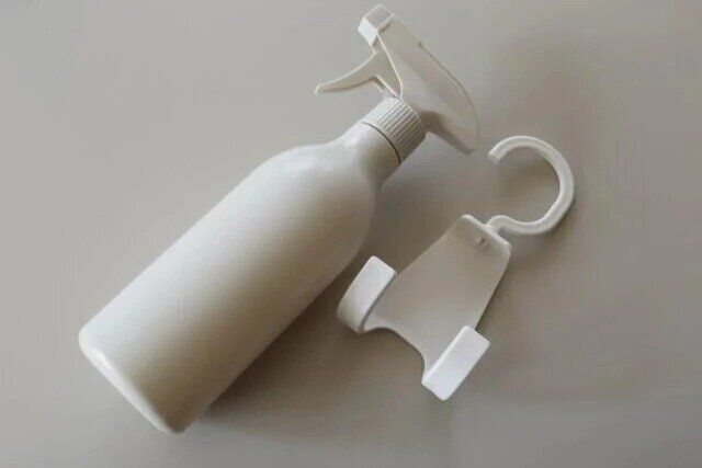 セリア 掛けられるスプレーホルダー