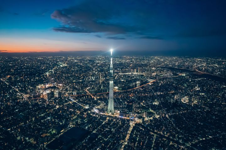 スカイツリーや東京タワーなど、東京のランドマークの近さは低空を飛ぶヘリコプターならでは。