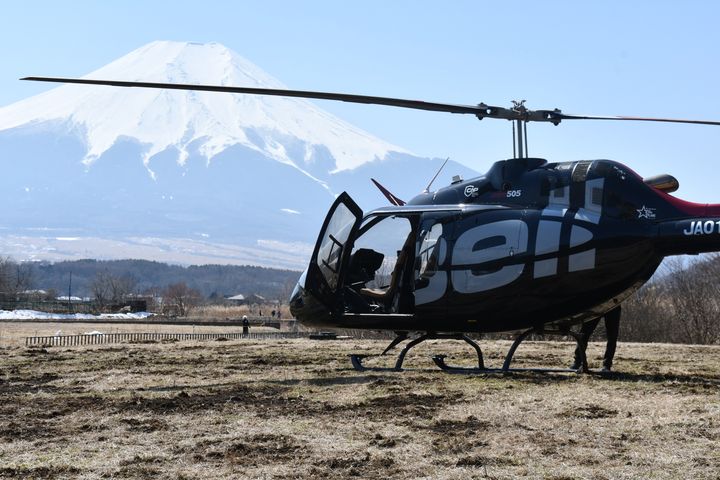 富士忍野ヘリポートに着陸した「Bell 505」。目の前には富士山の雄姿。
