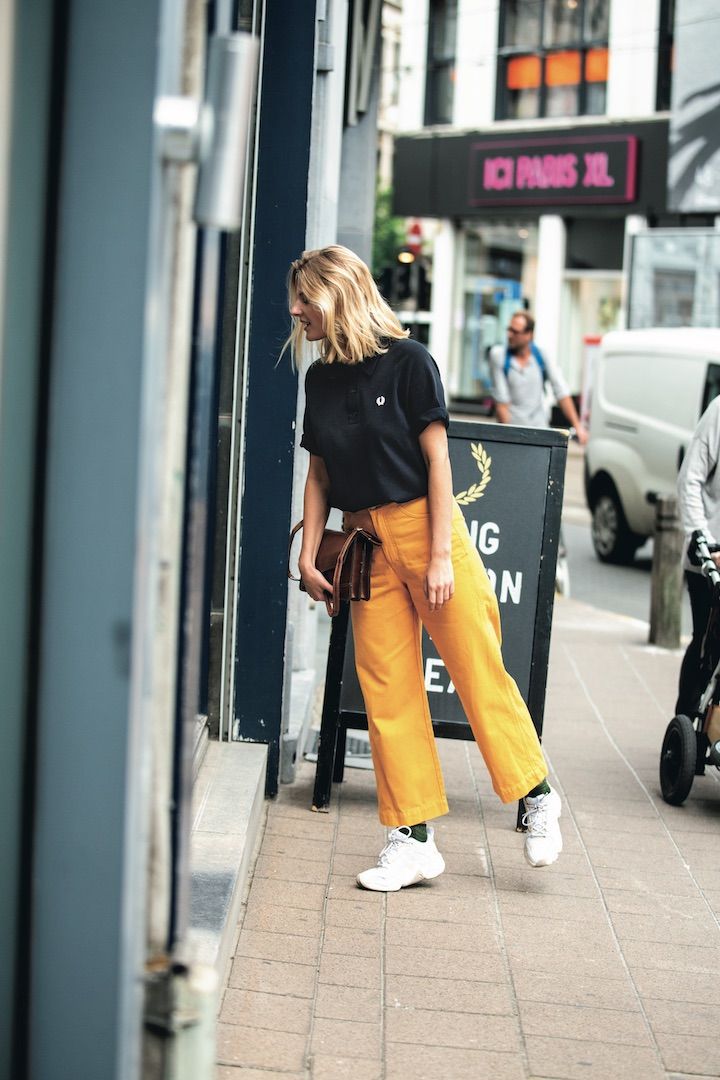 《FRED PERRY》の黒Tをイエローのパンツに合わせて、メリハリをプラス