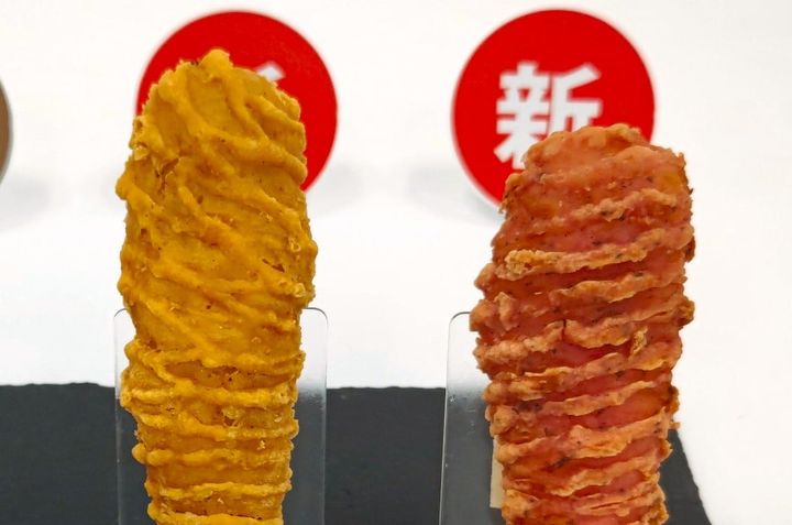 1.2倍にボリュームアップした「クリスピーチキン プレーン」（左）と「クリスピーチキン 梅しそ味」