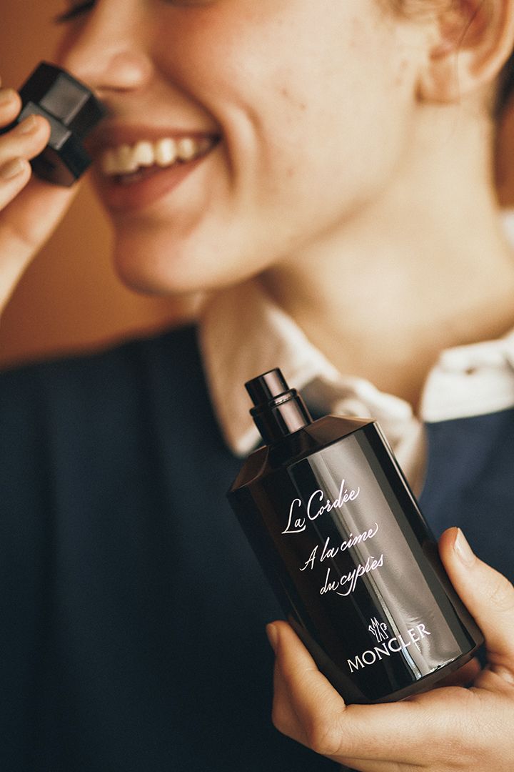 ボーイッシュな装いにも、香りをまとわせてオシャレを楽しんで