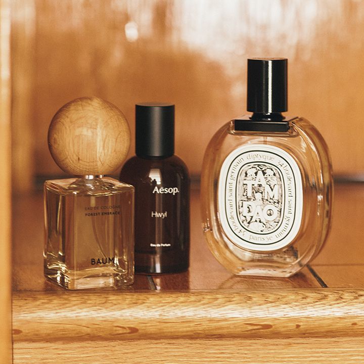 ボーイッシュな装いにも、香りをまとわせてオシャレを楽しんで