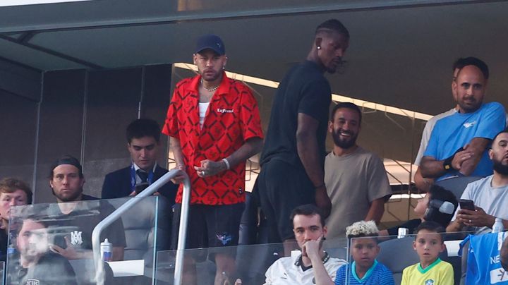 ネイマール、ブラジル代表のユニフォームをLAの街角で買う！露天商が思わず仰天