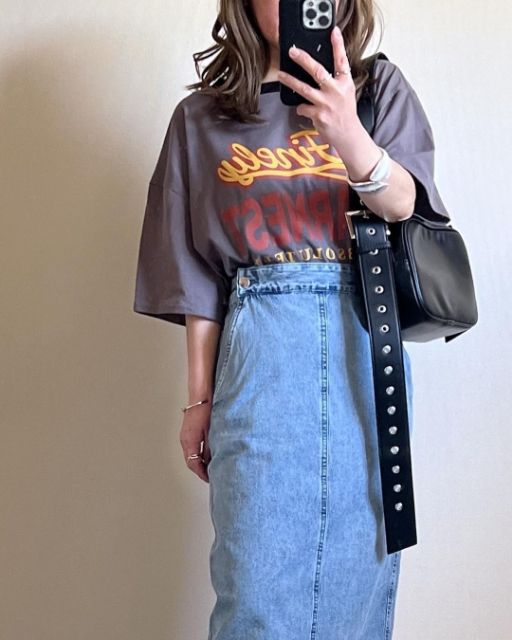 ロゴリンガーTを着ている