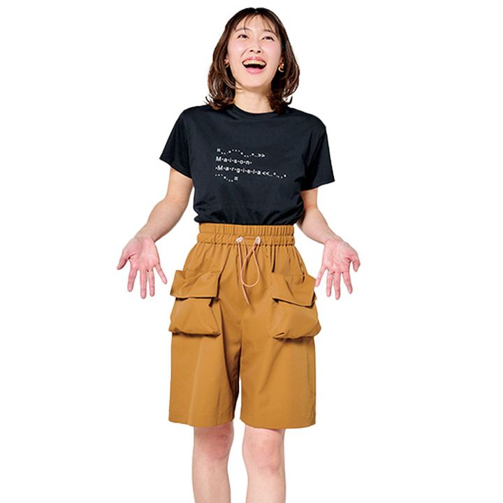 ショートパンツのポケットにどれくらい荷物が入るかを検証するライター