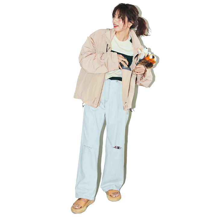 薄色デニムにベージュのブルゾンを合わせたカジュアルコーデの東原亜希さん
