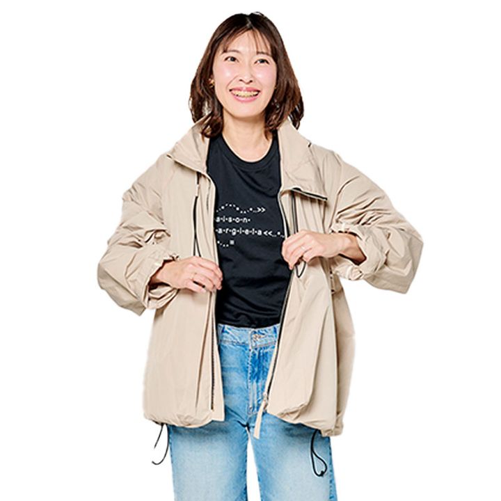 ブルゾンのポケットにどれくらい荷物が入るか検証するライター