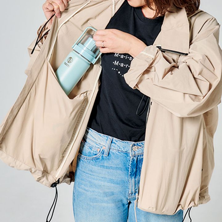 ブルゾンの内側ポケットに水筒を入れるライター