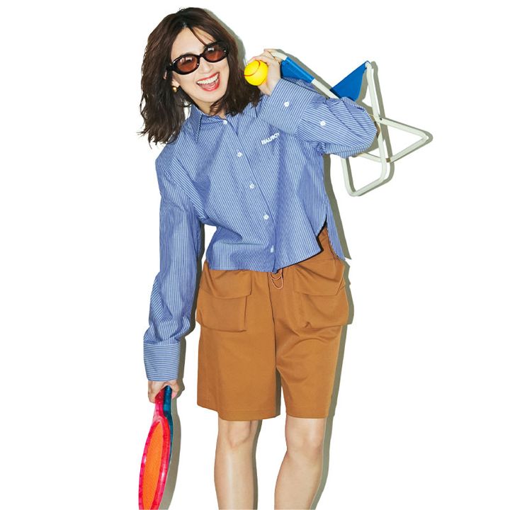 ストライプの短丈シャツにブラウンのショートパンツを合わせた東原亜希さん