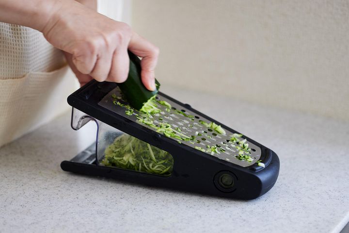 ズッキーニをすりおろす