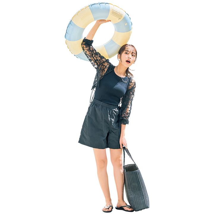 GUのメンズの撥水ショートパンツで全身ブラックコーデの水際コーデ